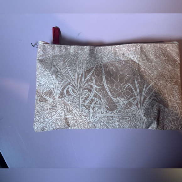 Emirates Pink Amenity Kit - Picture 2 of 2